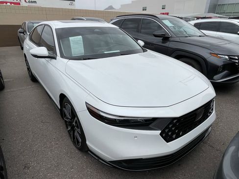 Used 2023 Honda Accord Touring image 2