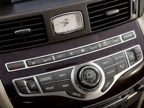 Used 2017 INFINITI Q70 L 3.7 image 24