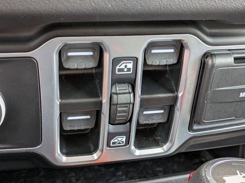 Used 2025 Jeep Wrangler Unlimited Sahara AWD/4WD image 27