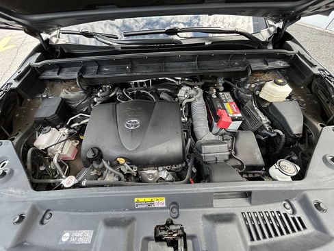 Used 2022 Toyota Highlander XLE AWD/4WD image 37
