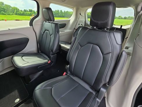 Used 2024 Chrysler Pacifica Touring-L AWD/4WD image 29
