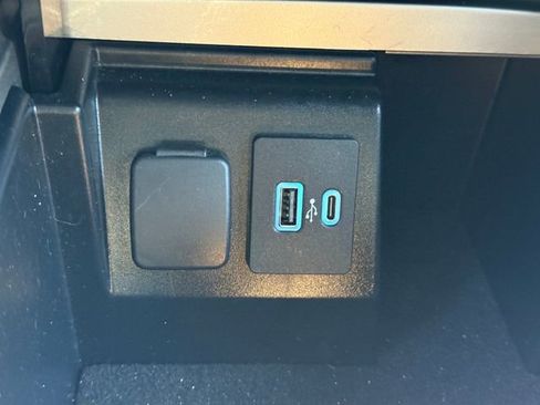 Used 2022 Ford Explorer XLT w/ Equipment Group 202A image 13