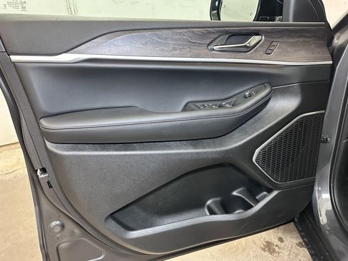 New 2025 Jeep Grand Cherokee Limited w/ Black Appearance Package image 17