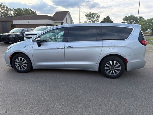 Used 2024 Chrysler Pacifica Limited FWD image 9