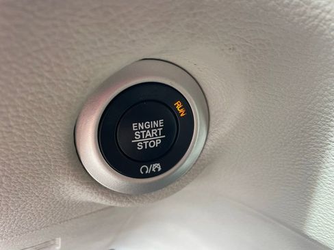 Used 2024 Chrysler Pacifica Select w/ Uconnect Theater Family Group image 9