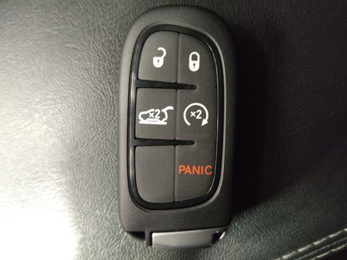 Used 2019 Jeep Cherokee Limited FWD image 32