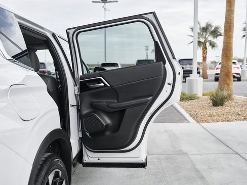 Used 2023 Mitsubishi Outlander SE image 13