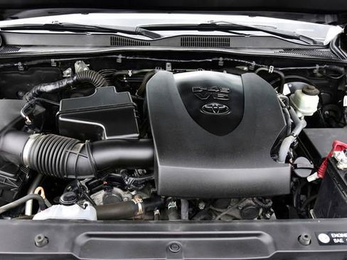 Used 2018 Toyota Tacoma SR image 30