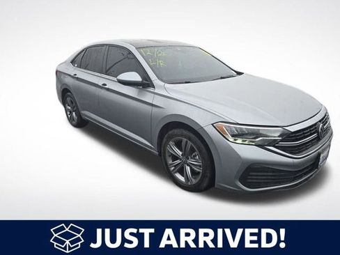 Used 2023 Volkswagen Jetta SE image 1