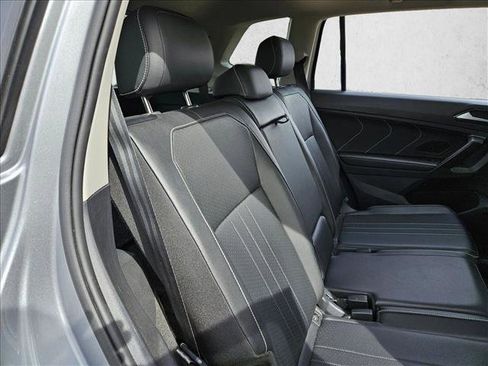 Used 2023 Volkswagen Tiguan SE w/ Panoramic Sunroof Package image 22