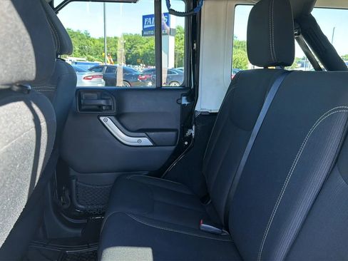 Used 2016 Jeep Wrangler Unlimited Sahara w/ Connectivity Group AWD/4WD image 36