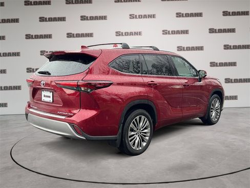 Used 2024 Toyota Highlander Platinum image 5