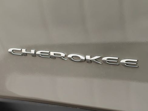 Used 2019 Jeep Cherokee Limited image 46