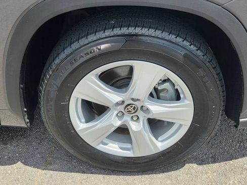Used 2021 Toyota Highlander LE FWD image 18