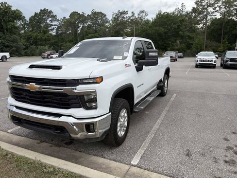 Used 2024 Chevrolet Silverado 2500 LT AWD/4WD image 4