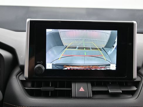 Used 2025 Toyota RAV4 XLE FWD image 17