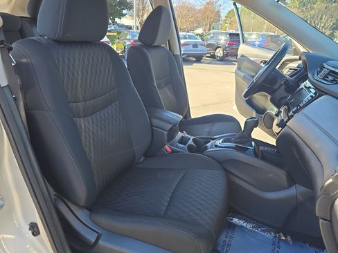 Used 2019 Nissan Rogue SV w/ Sun & Sound Touring Package image 10