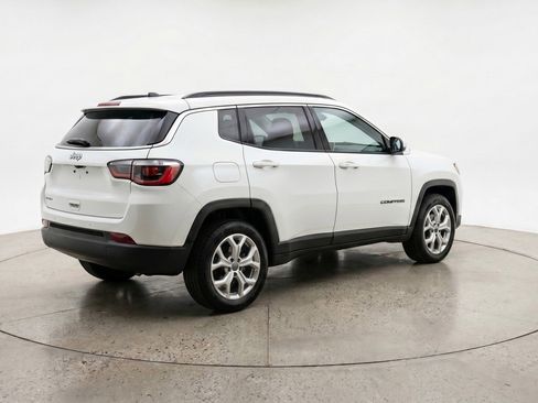 Used 2025 Jeep Compass Latitude AWD/4WD image 9
