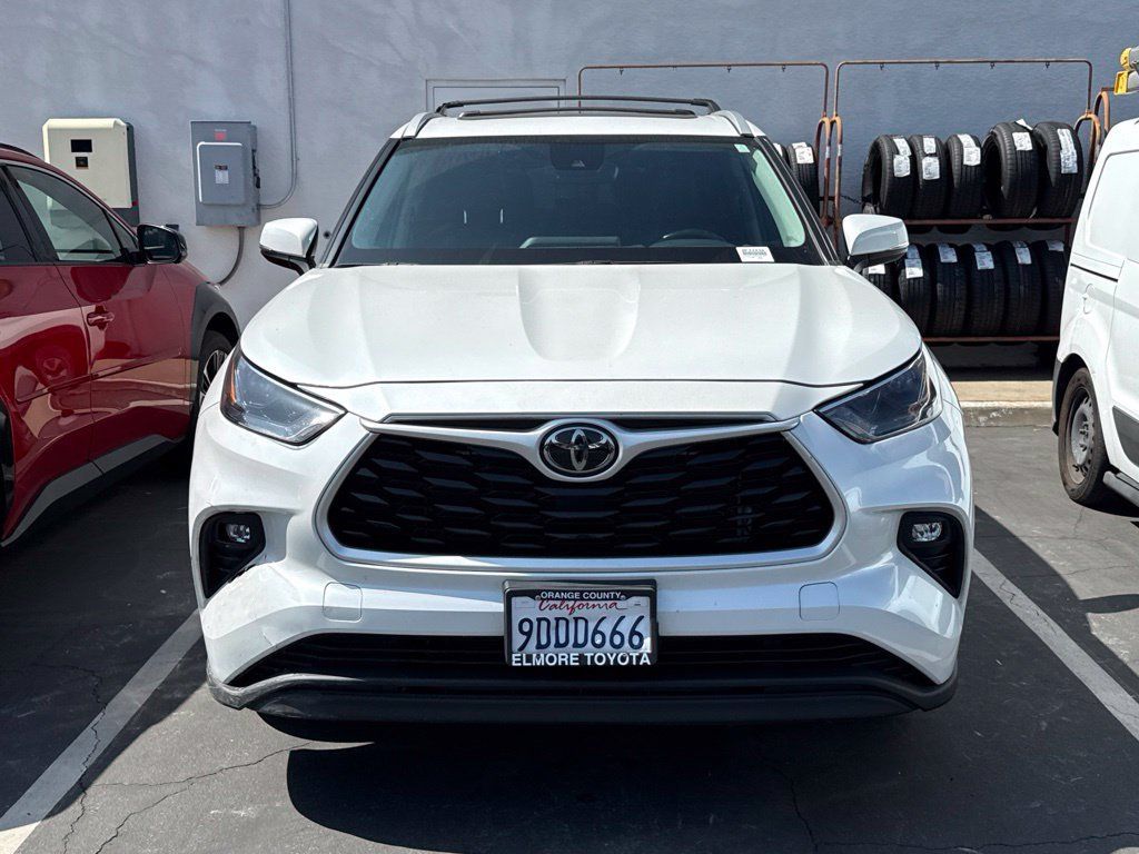 Used 2022 Toyota Highlander XLE FWD image 2