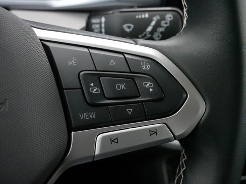 Used 2025 Volkswagen Taos SE image 25