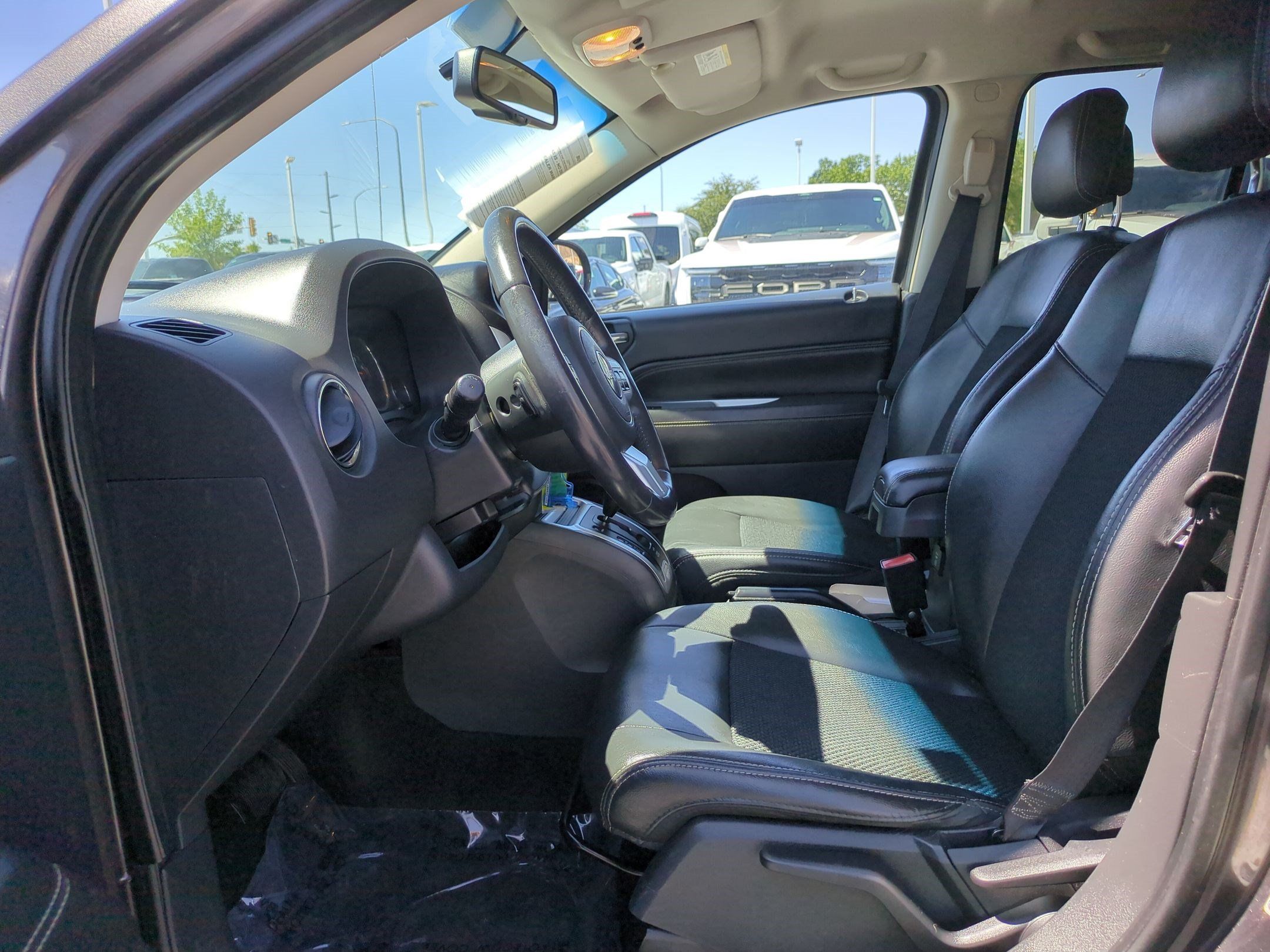 Used 2017 Jeep Compass Latitude FWD image 15