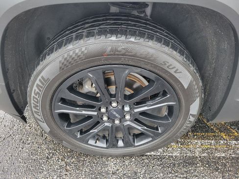 Used 2023 GMC Acadia SLE w/ Driver Convenience Package FWD image 16
