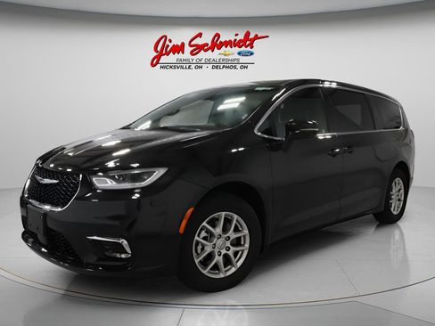 Used 2025 Chrysler Pacifica Select image 2