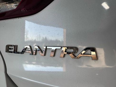 Used 2017 Hyundai Elantra SE FWD image 30