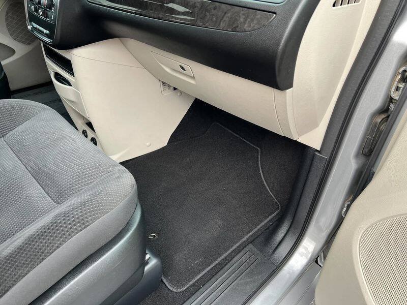 Used 2018 Dodge Grand Caravan SE w/ UConnect Hands-Free Group FWD image 29
