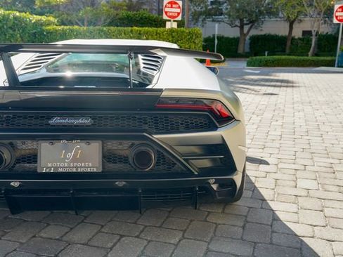 Used 2020 Lamborghini Huracan EVO image 23