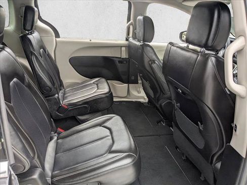 Used 2023 Chrysler Pacifica Touring-L FWD image 21