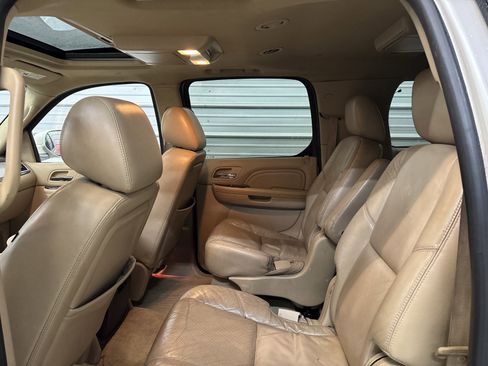 Used 2011 Cadillac Escalade ESV Premium image 25