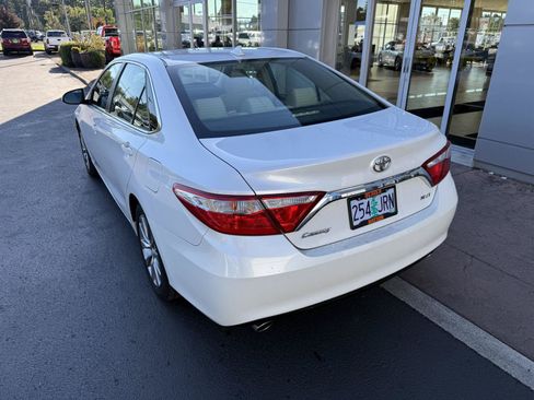 Used 2017 Toyota Camry XLE FWD image 3