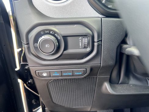 Certified 2025 Jeep Wrangler Sahara w/ Safety Group image 17