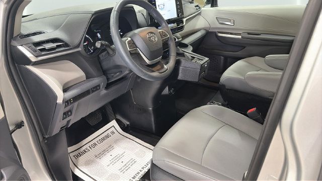 Used 2023 Toyota Sienna XLE FWD image 28
