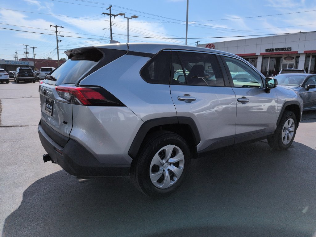 Used 2022 Toyota RAV4 LE FWD image 5