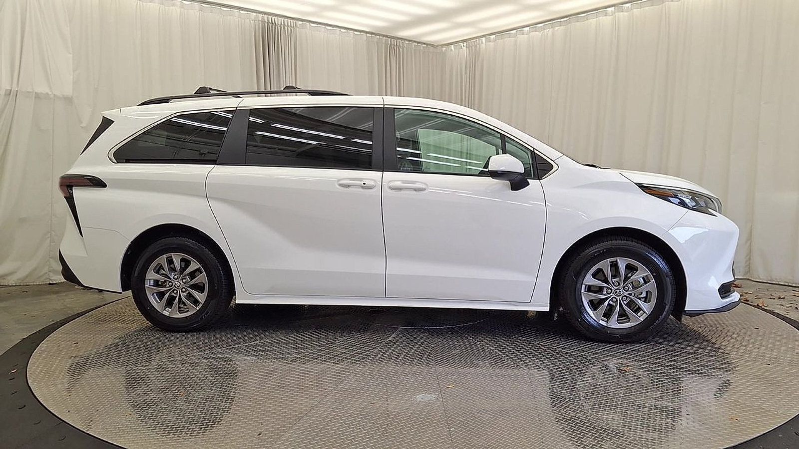 Certified 2026 Toyota Sienna LE AWD/4WD image 7