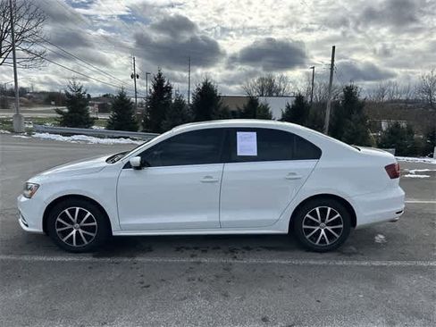 Used 2017 Volkswagen Jetta SE image 2