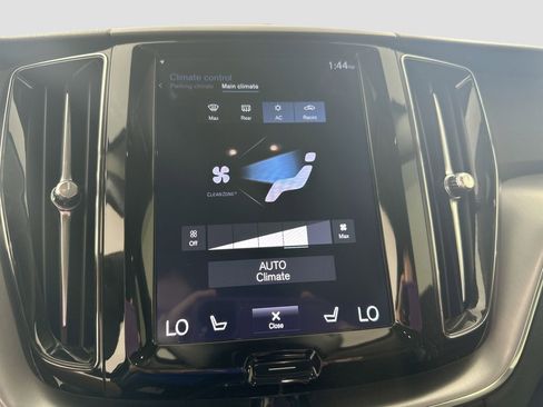 Used 2018 Volvo XC60 T6 Momentum w/ Convenience Package image 17