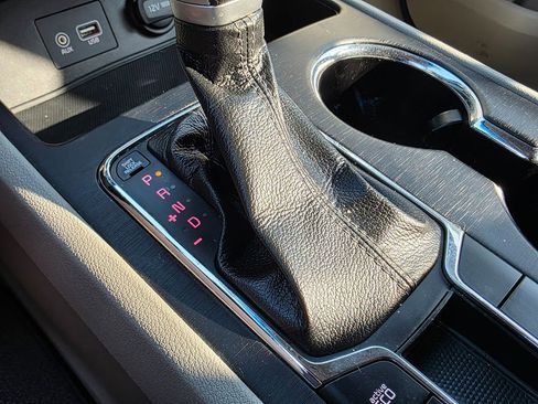 Used 2019 Kia Sedona LX image 40