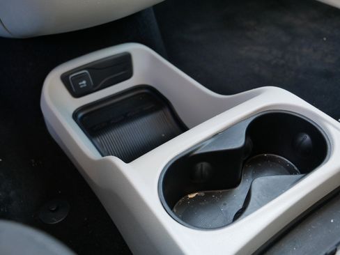 Used 2022 Chrysler Voyager LX image 32