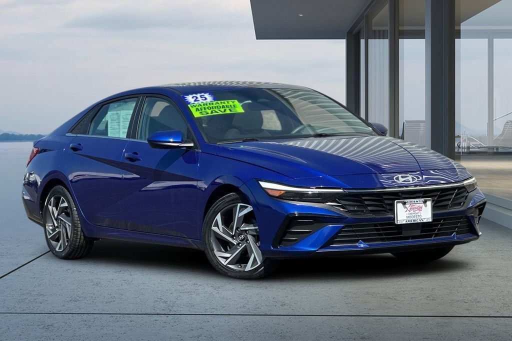 Used 2025 Hyundai Elantra SEL FWD image 2