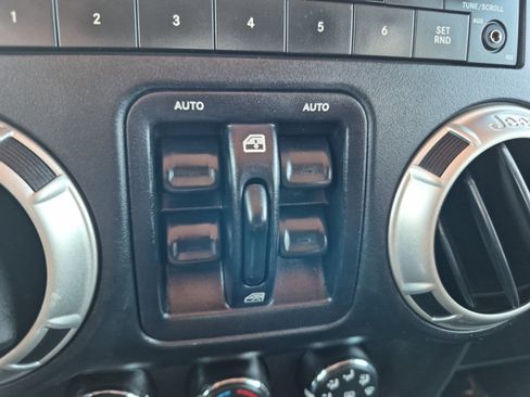 Used 2018 Jeep Wrangler Unlimited Rubicon w/ Connectivity Group AWD/4WD image 34