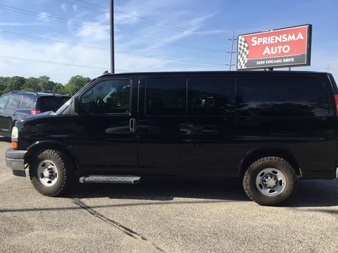 Used 2017 Chevrolet Express 2500 LT w/ LT Preferred Equipment Group RWD image 10