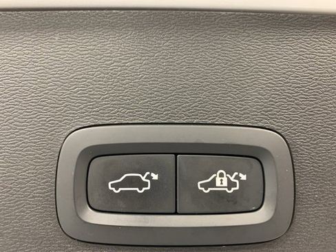 Used 2022 Volvo XC40 T5 R-Design w/ Climate Package image 41