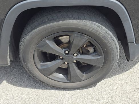 Used 2017 Jeep Cherokee Limited image 9