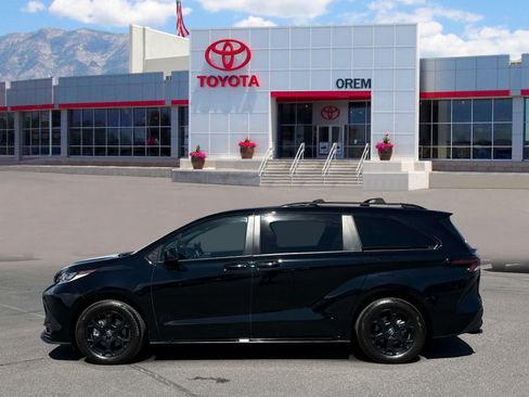 Used 2025 Toyota Sienna XLE Woodland Edition AWD/4WD image 5