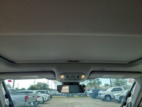 Used 2023 Toyota Highlander Limited image 16