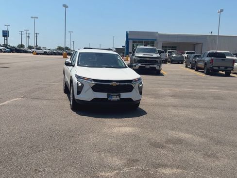 Used 2024 Chevrolet Trax LS FWD image 3