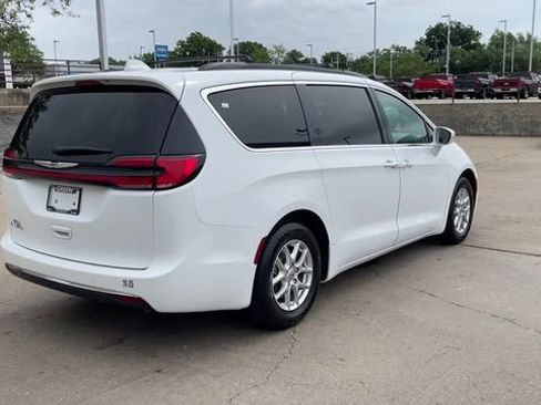 Used 2022 Chrysler Pacifica Touring-L FWD image 8
